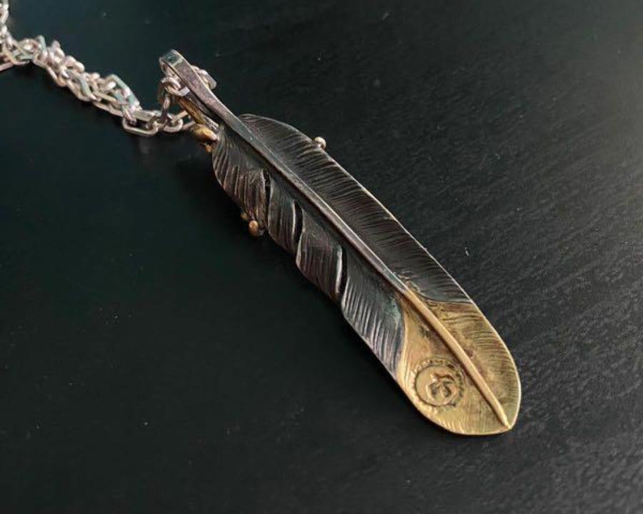 Feather Necklace in Black and Gold Present